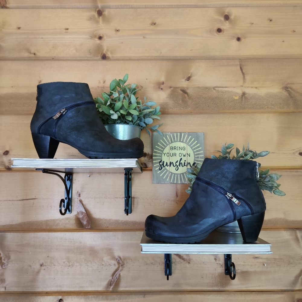Sachelle 💜 Leather Moto Zipper Side Ankle Bootie‎